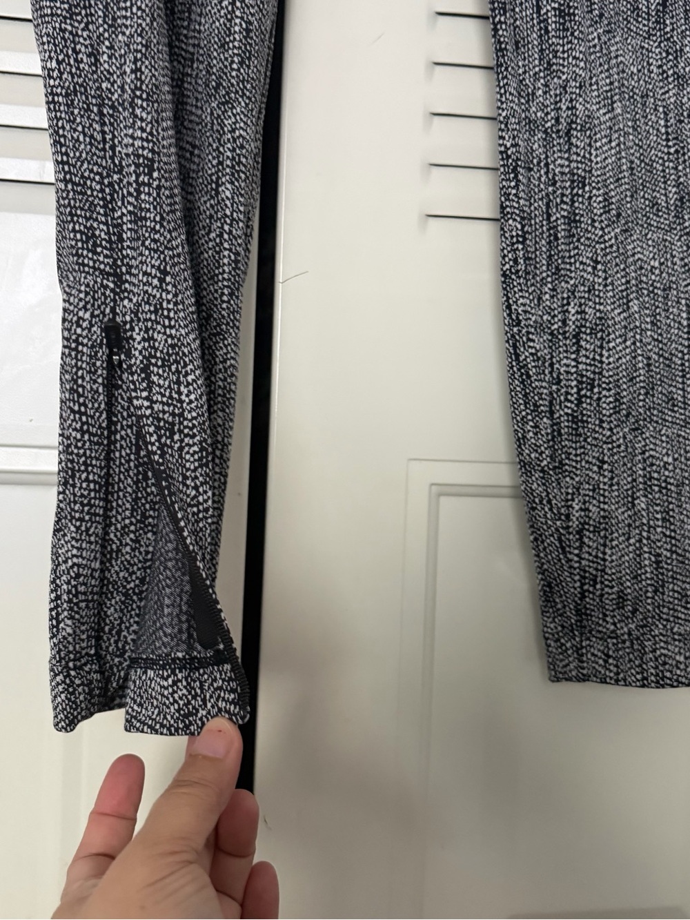 ATHLETA Delancey Skyline Textured ZipperedLeggings Size Medium - Picture 4 of 7